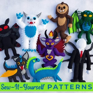 Può includere: Modelli di cucito per peluche di feltro di vari mostri, tra cui uno yeti, un drago, una falena, uno Slender Man, un demone, un bradipo e una creatura simile a Cthulhu. I modelli sono disponibili per l'acquisto.