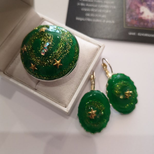 Parure boucles et bague , tourbillon magique étoilé, vert et or, fait main, pièces uniques, bijoux de créateur