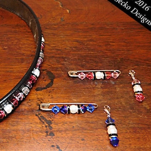 Könnte beinhalten: Zwei schwarze Ledergürtel mit Kristallverzierungen. Ein Gürtel hat blaue, weiße und klare Kristalle. Der andere Gürtel hat rosa, weiße und klare Kristalle. Copyright 2016 Spotted Gecko Designs.