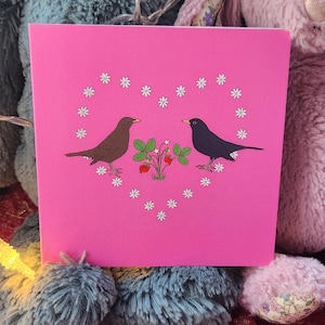 Tarjeta de San Valentín con diseño de pájaro negro y fresa