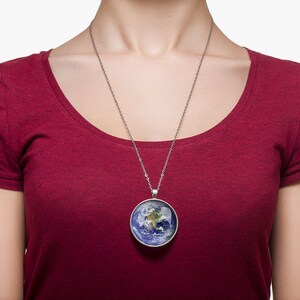 Medallion round PLANET EARTH image 2