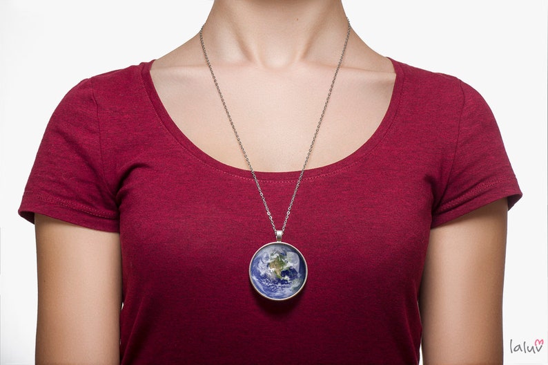 Medallion round PLANET EARTH image 2