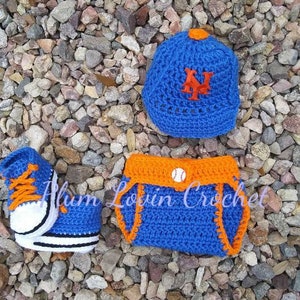 New York inspired crochet baby outfit, photo prop, baby sports set, costume ideas, baby gift set baseball hat, converse shoes