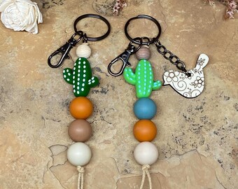 Llavero de cactus de silicona: detalles de madera y cierre de bronce.