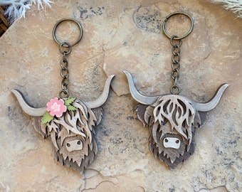 Llavero de vaca de las Tierras Altas de madera en capas: amuleto de granja pintado a mano