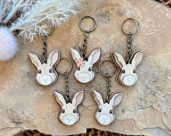 Llavero de conejito / Llavero de madera / Llavero en capas / 4,4 cm de alto x 3,8 cm de ancho x 0,6 cm de profundidad