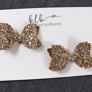 Gold pigtail bows. Gold hairbows. Glitter hairbows. Pigtail bow set. Pigtail hairbows. Glitter bows. Hair clip barrette.