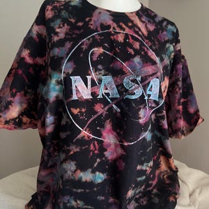 Camiseta personalizada de la NASA teñida con hielo en reverso / elige tu inspiración de nebulosa
