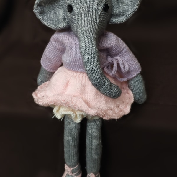 Rosalie l'éléphante en laine tricotée à la main. Poupée en laine. Knitted doll. Wool doll handmade.