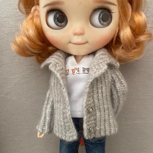 Cardigan pullover in dark red, light gray, sand beige for Blythe or similar dolls.