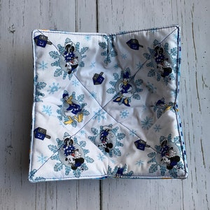 Hanukkah Bowl Cozy, Dreidel Soup Bowl Holder, Festival of Lights Bowl Hot Pad, Microwave Safe Insulated Jewish Gift BC196