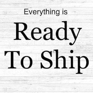 Może przedstawiać: Białe drewniane tło z napisem "Everything is Ready To Ship" pogrubioną, czarną czcionką. Tekst jest wyśrodkowany i zajmuje większość przestrzeni na zdjęciu.