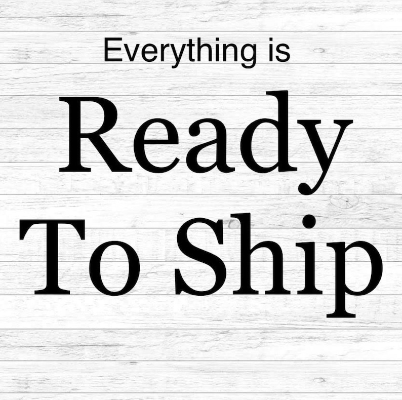 Może przedstawiać: Białe drewniane tło z napisem "Everything is Ready To Ship" pogrubioną, czarną czcionką. Tekst jest wyśrodkowany i zajmuje większość przestrzeni na zdjęciu.