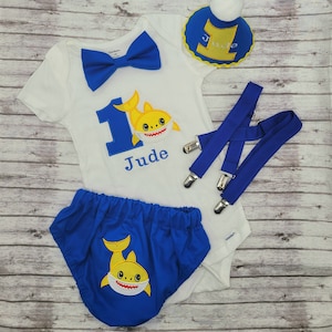 Traje de boy cake smash, primer cumpleaños, traje de cumpleaños, cubierta de pañales, fotos de tiburones, fiesta de tiburones, decoraciones de tiburones, tiburón amarillo, tiburón azul