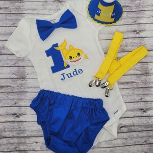 Traje de boy cake smash, primer cumpleaños, traje de cumpleaños, cubierta de pañales, fotos de tiburones, fiesta de tiburones, decoraciones de tiburones, tiburón amarillo, tiburón azul
