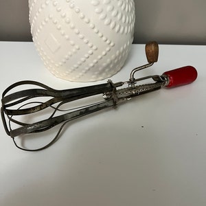Vintage hand beater, red wood handle - works