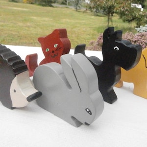 Niedliche Tiere aus Holz, 5Er Set Einzeltiere, 2 Arten von Hunden, Katze, Hase und Igel in Stofftasche, Holzspielwaren Set