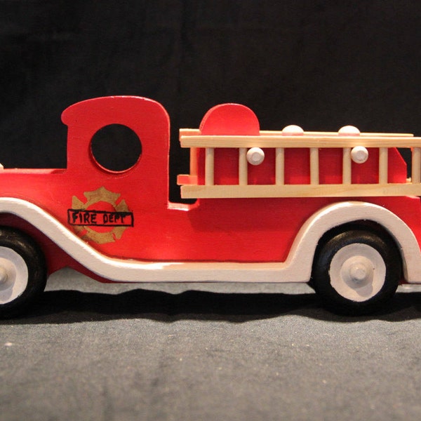 Vecchio stile in fuoco di un motore con le scalette rimovibili. fatto di legno, giocattoli, divertimento per children.fire camion, legno, legno giocattolo, push-pull,