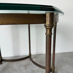 Hollywood Regency Maison Jansen, Italie Table de bout avec piétement sabot en laiton de style bélier image 9