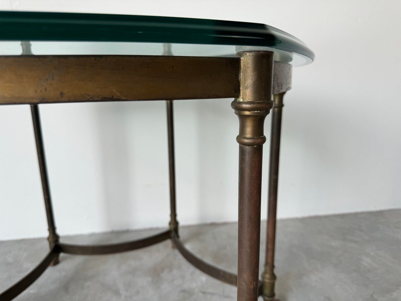 Hollywood Regency Maison Jansen, Italie Table de bout avec piétement sabot en laiton de style bélier image 9