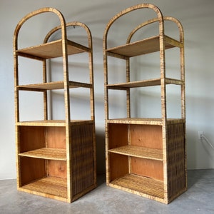 Vintage Coastal Five Tier Arched Rattan Etagere a Pair Bild 1