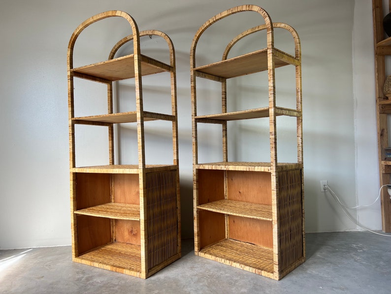 Vintage Coastal Five Tier Arched Rattan Etagere a Pair Bild 1