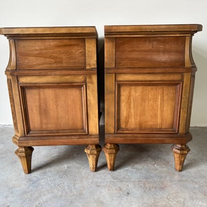 Mid-Century American of Martinsville Travertine Top Nightstands a Pair image 7