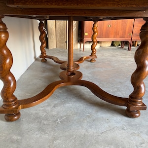 Baker Furniture Walnut And Inlaid Burlwood Dining Table With Barley Twist Legs image 7