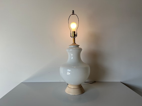 Vintage Globe Mastercraft Tripod Lamp with High-Res Printed Shade, US/CA plug Vintage Globe Mastercraft Tripod Lamp with High-Res Printed Shade, US/CA plug