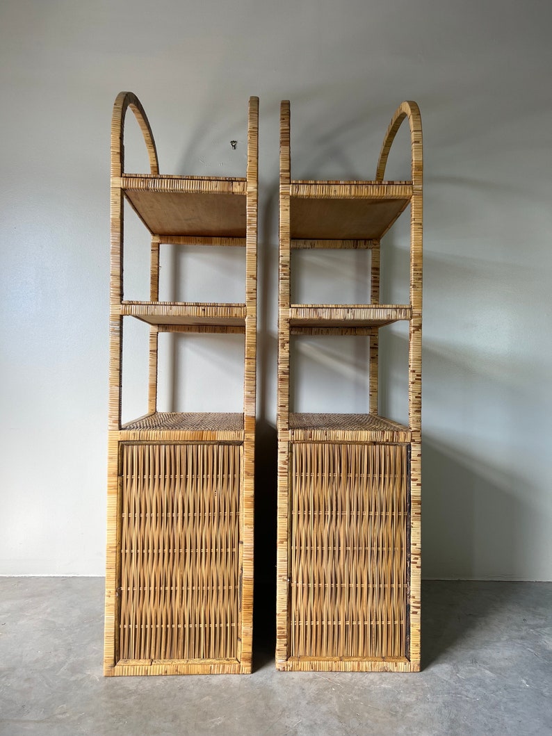 Vintage Coastal Five Tier Arched Rattan Etagere a Pair Bild 7