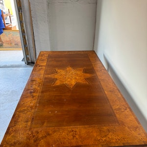 Baker Furniture Walnut And Inlaid Burlwood Dining Table With Barley Twist Legs image 3