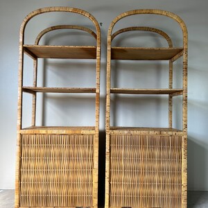 Vintage Coastal Five Tier Arched Rattan Etagere a Pair Bild 3