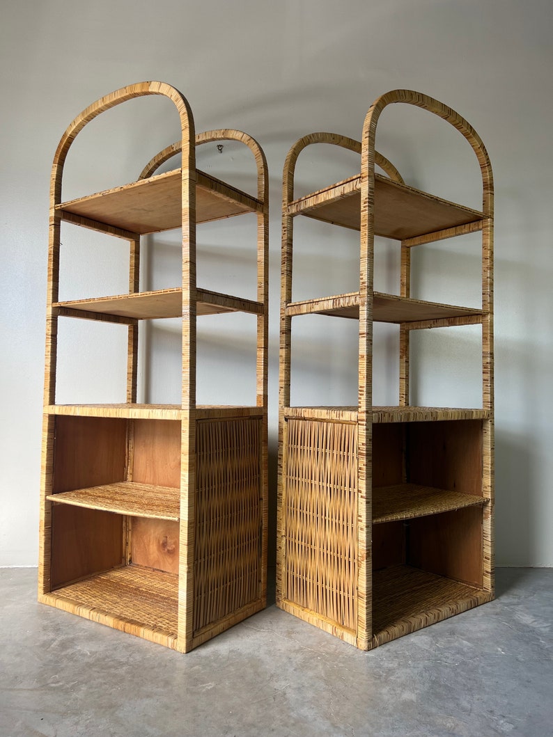 Vintage Coastal Five Tier Arched Rattan Etagere a Pair Bild 2