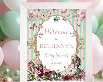 Puede incluir: Un cartel de bienvenida para una baby shower con temática de Alicia en el País de las Maravillas, enmarcado en blanco, con rayas rosas y verdes, purpurina dorada y una taza de té. El cartel dice "Bienvenido a la baby shower de Bethany 26.11.20XX".