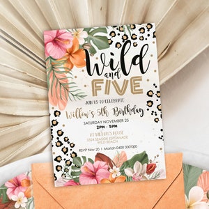 Puede incluir: Una invitación blanca con fondo de estampado de leopardo y flores tropicales. El texto dice "Wild and Five" y "Willow's 5th Birthday". La invitación incluye la fecha, la hora y la ubicación de la fiesta.