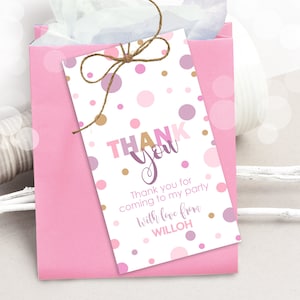 Può includere: Un'etichetta di ringraziamento bianca con pois rosa, viola e dorati. L'etichetta dice "Grazie per essere venuto alla mia festa con amore da WILLOW".