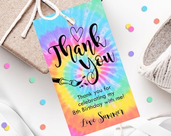 Puede incluir: Etiqueta de agradecimiento tie-dye con un pincel y el texto "Thank You for celebrating my 8th Birthday with me! Love Summer"