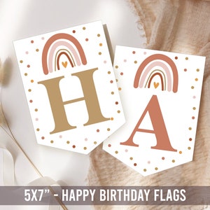 Könnte beinhalten: Zwei 12,7 x 17,8 cm große Wimpelflaggen mit einem Regenbogen- und Herzdesign. Die Flaggen sind mit goldenen und rosafarbenen Punkten verziert. Die erste Flagge hat den Buchstaben "H" in Gold und die zweite Flagge den Buchstaben "A" in Rosa.