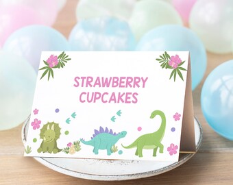 Puede incluir: Un cartel blanco con hojas verdes y flores rosas en las esquinas superiores. El cartel dice "Strawberry Cupcakes" en letras rosas. Hay tres dinosaurios verdes con detalles morados y azules en la parte inferior del cartel.