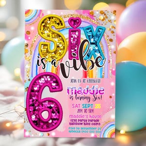 Könnte beinhalten: Eine farbenfrohe Geburtstagseinladung mit dem Text "Six is a vibe". Die Zahl 6 ist in rosa Pailletten, und der Buchstabe "S" ist in goldenen Pailletten. Die Einladung enthält Party-Details für Maddies sechsten Geburtstag.