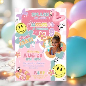 Puede incluir: Una colorida invitación a una fiesta en la piscina con el texto "Splash on over Summer is turning 9". La invitación incluye una foto de una niña, un flotador de flamenco y una carita sonriente. La fecha es el 20 de agosto.