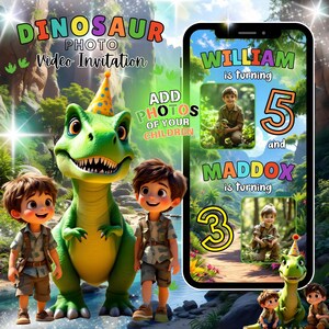 Può includere: Un invito digitale di compleanno a tema dinosauri. L'invito presenta un dinosauro dei cartoni animati con un cappello da festa, due bambini e il testo "DINOSAUR PHOTO Video Invitation". Uno smartphone mostra foto ed età per due bambini.