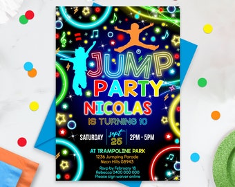 Puede incluir: Una invitación de fiesta de cumpleaños de color neón para un niño llamado Nicolás que cumple 10 años. La invitación presenta una silueta de un niño saltando en un trampolín con las palabras "Jump Party Nicolas is turning 10" en una fuente de neón colorida. La invitación también incluye la fecha, la hora y la ubicación de la fiesta.