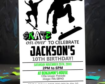 Könnte beinhalten: Eine weiße Geburtstagseinladung mit einer grünen, schwarzen und grauen Grafik eines Skateboarders. Der Text lautet "Skate on over to celebrate Jackson's 10th Birthday!" mit dem Datum und der Uhrzeit der Party darunter. Die Einladung enthält auch die Adresse und die RSVP-Informationen.