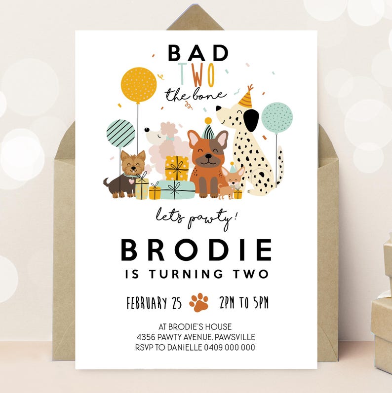 Op de afbeelding: Een verjaardagsuitnodiging voor een jongen genaamd Brodie die twee jaar wordt. De uitnodiging bevat een cartoonillustratie van honden met cadeaus en ballonnen. De tekst luidt "Bad Two the Bone, Let's Pawty! Brodie wordt twee jaar, 25 februari, 14:00 tot 17:00 uur, Bij Brodie, 4356 Pawty Avenue, Pawsville, RSVP aan Danielle 0409 000 000".