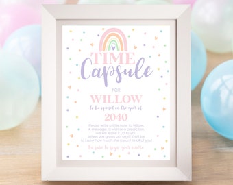 Peut inclure: Impression encadrée avec l'inscription "Time Capsule pour Willow à ouvrir en 2040". Le design comprend un arc-en-ciel et des couleurs pastel. L'impression encourage à écrire un message ou un souhait pour Willow.