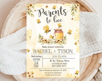 Può includere: Un invito a una festa di baby shower giallo e bianco con un'illustrazione di un'ape e un barattolo di miele. L'invito recita "Parents to bee" e include i nomi Rachel e Tyson, la data 24 settembre 20XX e l'ora dalle 14:00 alle 18:00. L'invito include anche l'indirizzo dell'evento, At The Thomas Home, 3311 Bumble Bee Parade, Honey Gardens 08913. Le informazioni RSVP sono incluse nella parte inferiore dell'invito.