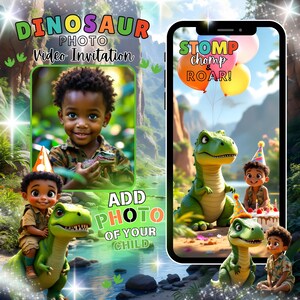 Può includere: Un invito video digitale a tema dinosauri con il testo "DINOSAUR PHOTO Video Invitation". L'invito presenta la foto di un bambino, dinosauri dei cartoni animati, palloncini e le parole "STOMP, chomp & ROAR!" e "ADD PHOTO OF YOUR CHILD".
