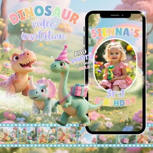 Op de afbeelding: Een digitale uitnodiging voor de 3e verjaardag van een kind, met cartoon dinosaurussen en de tekst "Dinosaur video invitation". De uitnodiging bevat een foto van een kind en de naam "Sienna's".