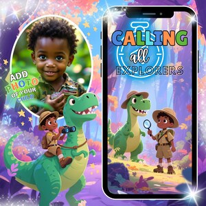 Può includere: Un'illustrazione digitale con la foto di un bambino e un tema di dinosauri dei cartoni animati. L'immagine include il testo "Calling all Explorers" e un bambino che cavalca un dinosauro verde. Lo sfondo ha un tema forestale.